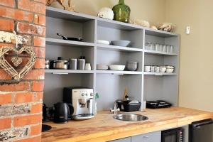 2-Bed Apartment Sleeps 6 with Pool Table