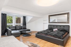 Black Dragon Haven Villa with Pool Sauna Jacuzzi BBQ & Parking for 8 Cars