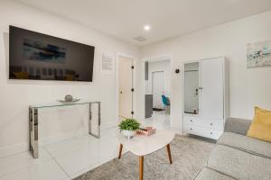 Walk to Dining and Nightlife! Chic Apt Near Las Olas