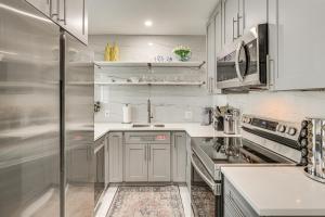 Walk to Dining and Nightlife! Chic Apt Near Las Olas