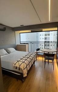 602 - Estúdio elegante com piscina e academia