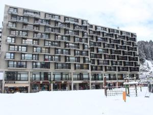 Studio rénové pour 4 pers, balcon, au pied des pistes et commerces - FR-1-687-111