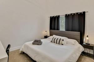 3 Min to DT - 2 Car Garage - Lux Townhome - King Bed