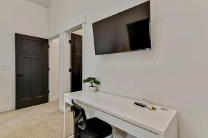3 Min to DT - 2 Car Garage - Lux Townhome - King Bed
