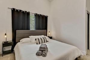 3 Min to DT - 2 Car Garage - Lux Townhome - King Bed