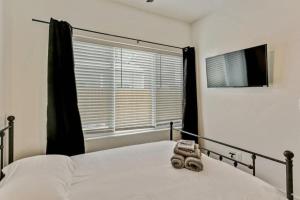 3 Min to DT - 2 Car Garage - Lux Townhome - King Bed