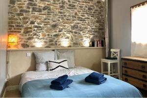 2 Bed House Sleeps 4 - Pets Ok - Pool - Fireplace