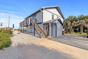 Oceanfront 2-Bedroom Condo | Pet Friendly | Deck & Views | Near Beach