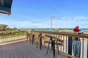 Oceanfront 2-Bedroom Condo | Pet Friendly | Deck & Views | Near Beach