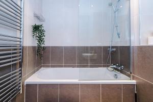 2 bed, 2 bath apartment in Roundhay