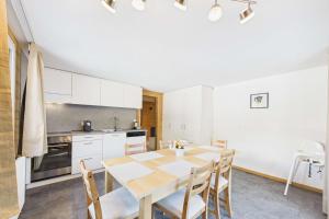 Family-friendly apartment with mountain views