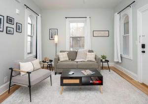 Jennifers Stylish & Modern Broadway Getaway