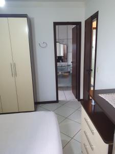 AP Completo-Centro de Torres, 4 quadras da Praia, com 2 quartos e 2 vagas de garagem