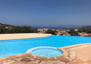 Location près de la plage avec terrasse et piscine en copropriété