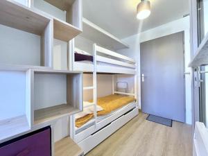 SK2706 Grand studio skis aux pieds Les Menuires