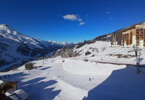 SK2706 Grand studio skis aux pieds Les Menuires