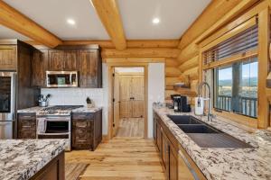 Here & Now | Yellowstone Cabin w Hot Tub & Views!