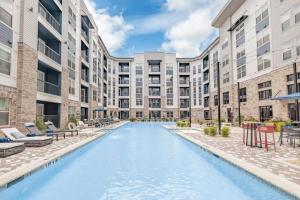 Luxury Apartment with Pool, Restaurants, Shopping)