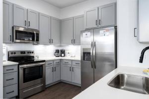 Luxury Apartment with Pool, Restaurants, Shopping)