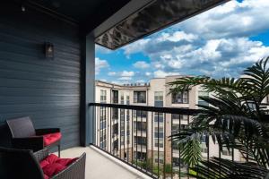 Luxury Apartment with Pool, Restaurants, Shopping)