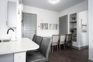 Luxury Apartment with Pool, Restaurants, Shopping)