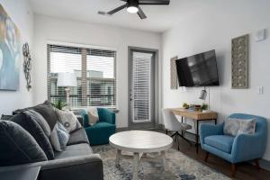 Luxury Apartment with Pool, Restaurants, Shopping)