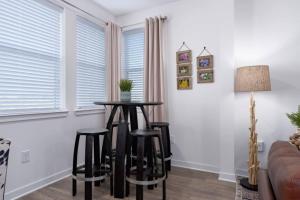Lux 2 BR with private 2 bath Mins to Oak Mtn St Park)