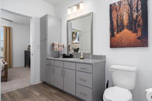 Lux 2 BR with private 2 bath Mins to Oak Mtn St Park)