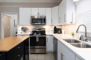 3 BR Townhouse w 2 car garage