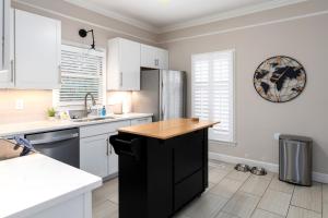 3 BR Townhouse w 2 car garage