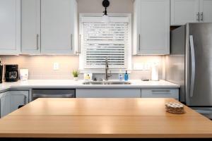 3 BR Townhouse w 2 car garage