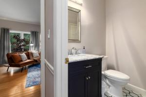 3 BR Townhouse w 2 car garage