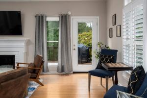 3 BR Townhouse w 2 car garage