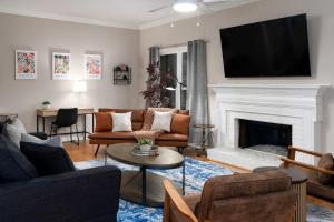 3 BR Townhouse w 2 car garage