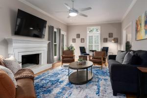 3 BR Townhouse w 2 car garage