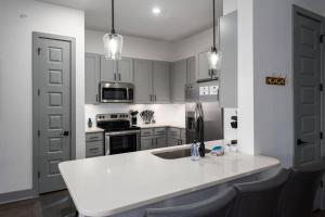 Luxury Apt with shopping and restaurants