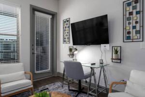 Luxury Apt with shopping and restaurants