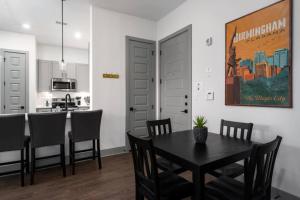 Luxury Apt with shopping and restaurants