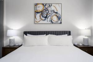 Luxury Apt with shopping and restaurants