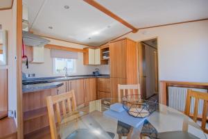 Pet Friendly Instow Caravan with Sea Views