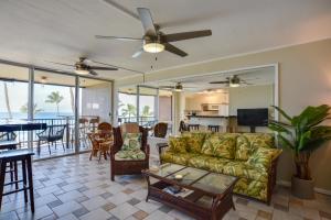 Oceanfront Lahaina Condo with Balcony and Pool Access!