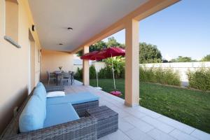 Holiday houses Hana and Lana with shared pool