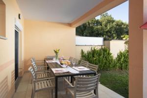 Holiday houses Hana and Lana with shared pool
