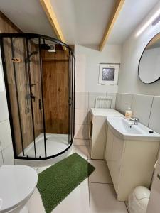 Domek w lesie nad jeziorem Żarnowieckim