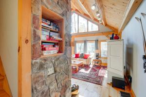 1 Mi to Mt Snow Luna Stella Home with Fireplace