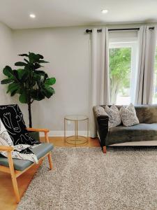 5 Bed 4Bath 9 Parking Lakeside Retreat