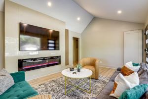 Decatur Gem Modern Kitchen, Deck and Fireplace!