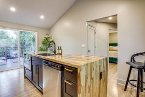 Decatur Gem Modern Kitchen, Deck and Fireplace!