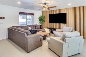 3 Mi to London Bridge Sleek Home with Outdoor Haven