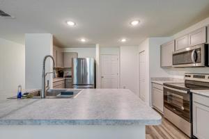 3 Mi to SummerGlen Golf Club Ocala Getaway!